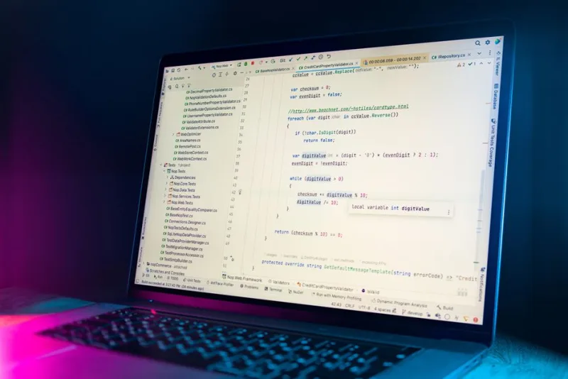 Фронтенд-разработчик за ноутбуком