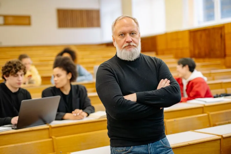Человек считает стоимость обучения