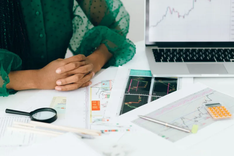 SEO-специалист смотрит статистику сайта
