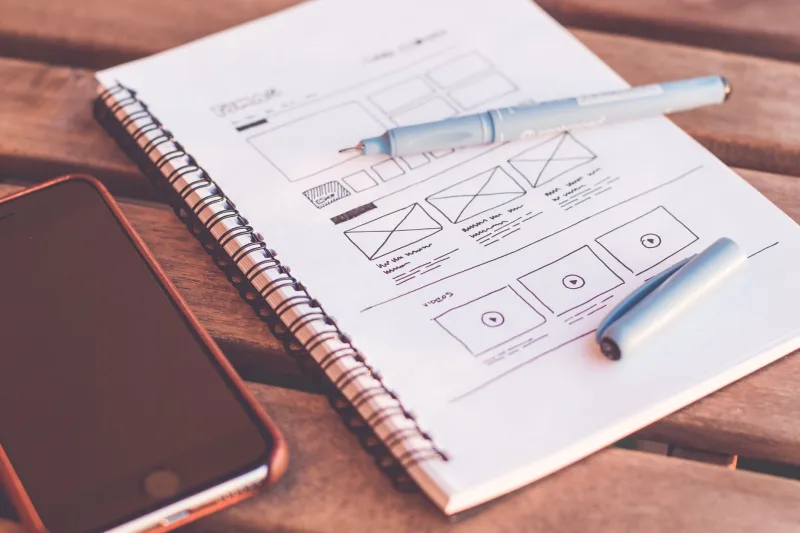 UX-исследователь наблюдает за тестированием